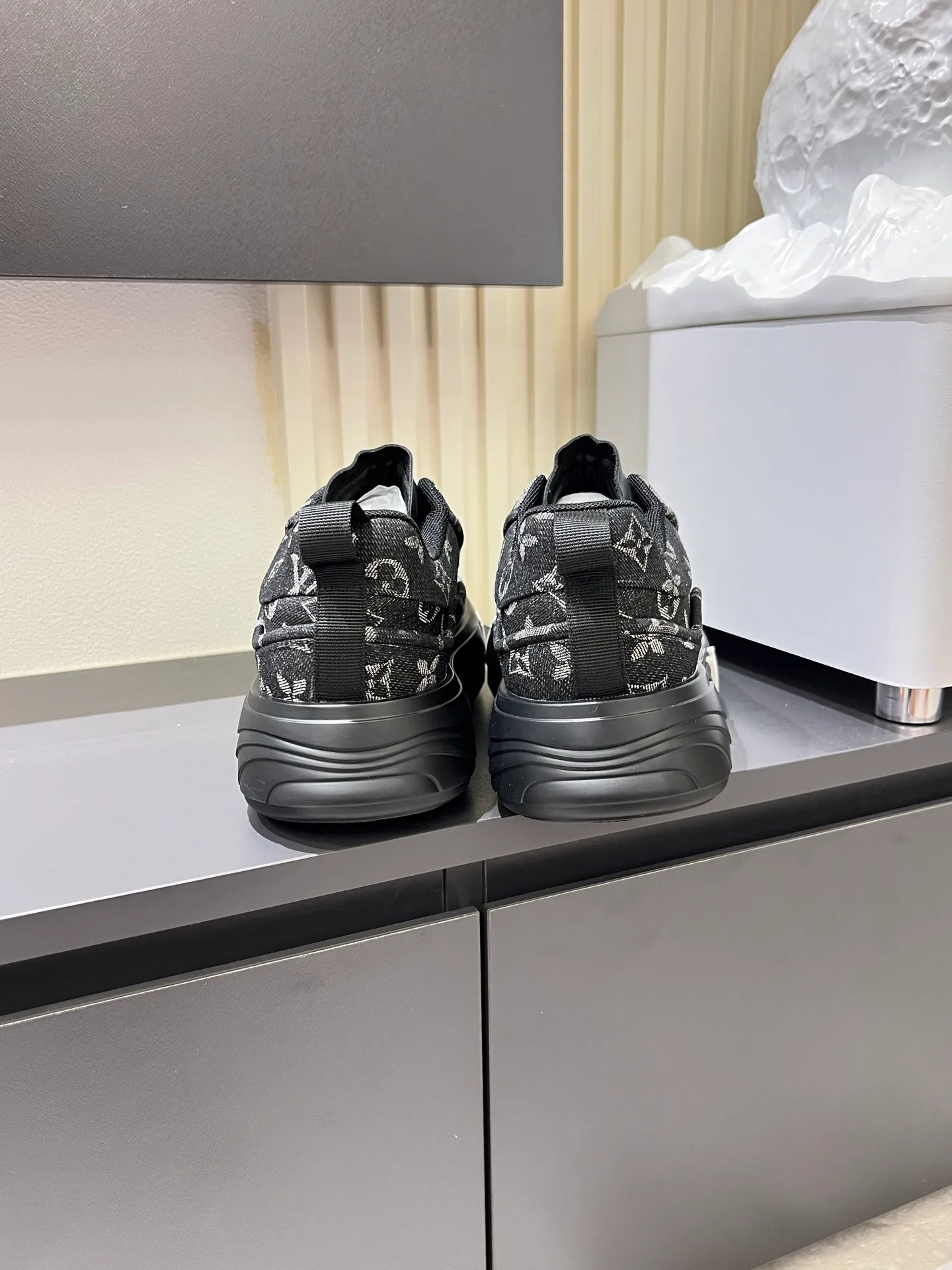 p560 "LOUI* VUITTO*" popular men's casual shoes, genuine development in Italy💯Purchase level quality✔️The upper is made of official website material first-layer cowhide, comfortable and soft sheepskin feet⚡️Fashionable and versatile. The toe last shape is firm and full, and the soles are made from LV original molds and can be freely entered and exited the counter. They are light and comfortable on the foot~purely handmade, details determine the quality! Size:39-44, (38.45 customized)